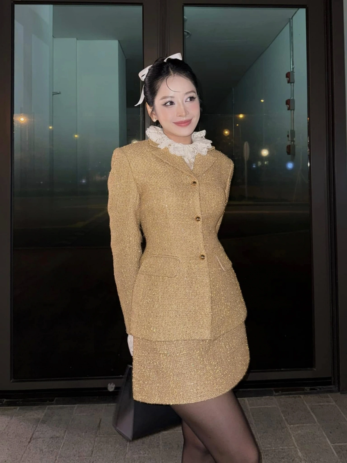 Mới đây, Chi Pu thông báo rời công ty quản lý The First Management và thành lập công ty giải trí - truyền thông mang tên C-Global Entertainment. Nữ ca sĩ nói đây là dự án ấp ủ từ lâu, mong muốn sẽ mang lại những giá trị mới mẻ. "Tôi được gặp những người đồng đội cùng chung chí hướng và tầm nhìn để biến giấc mơ thành hiện thực. Công ty đặt mục tiêu trở thành cầu nối giao lưu văn hóa giữa Việt Nam với thế giới", Chi Pu chia sẻ.