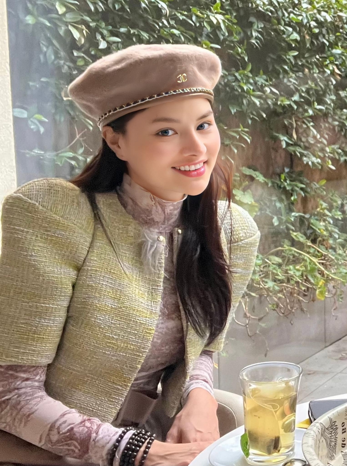 Nữ siêu mẫu chia sẻ, sau đổ vỡ hôn nhân, cô biết ơn bản thân đã mạnh mẽ bước khỏi hôn nhân không còn hạnh phúc để tìm lại chính mình. "Khi mình tìm thấy chính bản thân mình là lúc cuộc sống mới bắt đầu, tất cả chỉ là trải nghiệm cho mình vững chãi và hạnh phúc hơn trong hành trình tương lai", cô tâm sự. Cô cảm ơn người thân và bạn bè thân thiết đã luôn yêu thương để cô nhanh chóng lấy lại tinh thần.