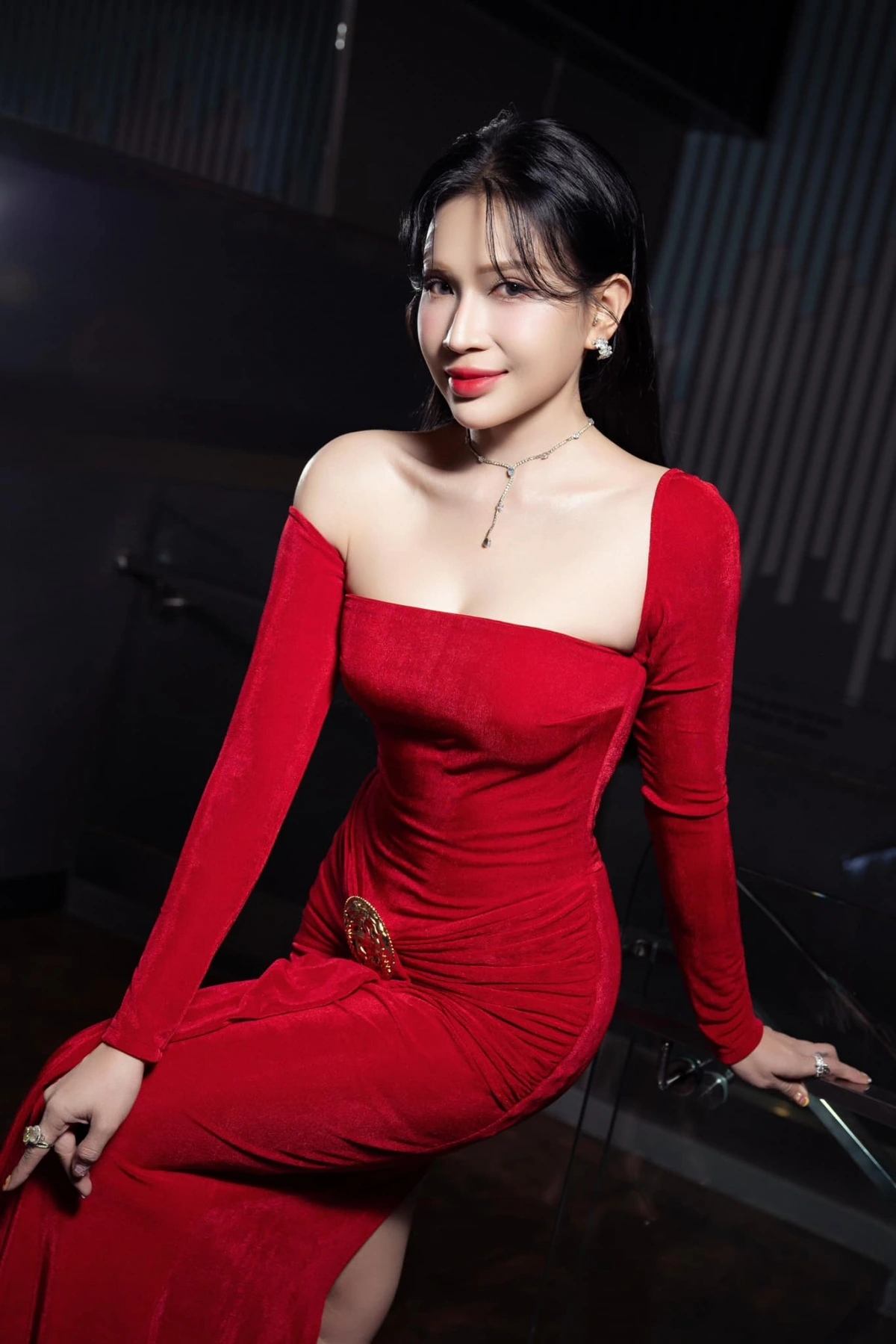 Bên cạnh sự nghiệp thành công và vẻ ngoài nổi bật, Khả Như còn gây chú ý bởi tin đồn hẹn hò với diễn viên Huỳnh Phương. Hai người dính nghi vấn yêu nhau vì Khả Như gọi Huỳnh Phương bằng "anh" dù nam diễn viên nhỏ hơn cô 5 tuổi. Bên cạnh đó, cả hai còn có nhiều cử chỉ thân mật và thường sánh đôi cùng nhau tại các sự kiện. 