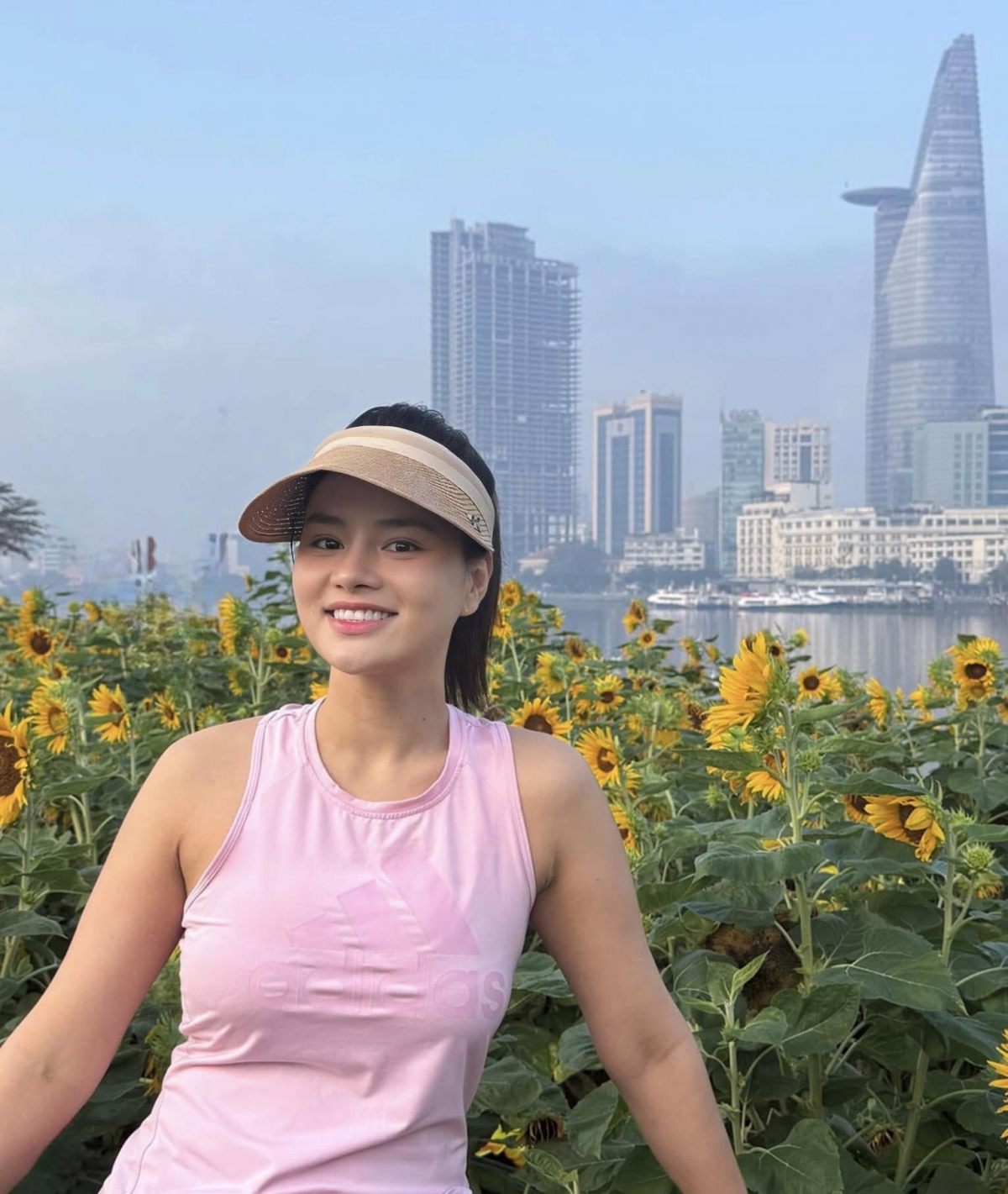 Trên trang cá nhân, Vũ Thu Phương chia sẻ hình ảnh hiện tại với khuôn mặt đầy đặn, tươi trẻ, trái ngược với vóc dáng gầy hốc hác một năm trước. Cô tâm sự: "Nhìn lại mình của một năm trước và hiện tại mới thấy phong ba bão táp cuộc đời có thể bào mòn cơ thể và tinh thần lẫn tâm hồn như thế nào. Thật sự chia sẻ với những người phụ nữ đang phải chiến đấu từng ngày vì cuộc sống. Vững vàng lên nhé, chị em phụ nữ chúng mình, rồi ngày mai trời lại sáng".