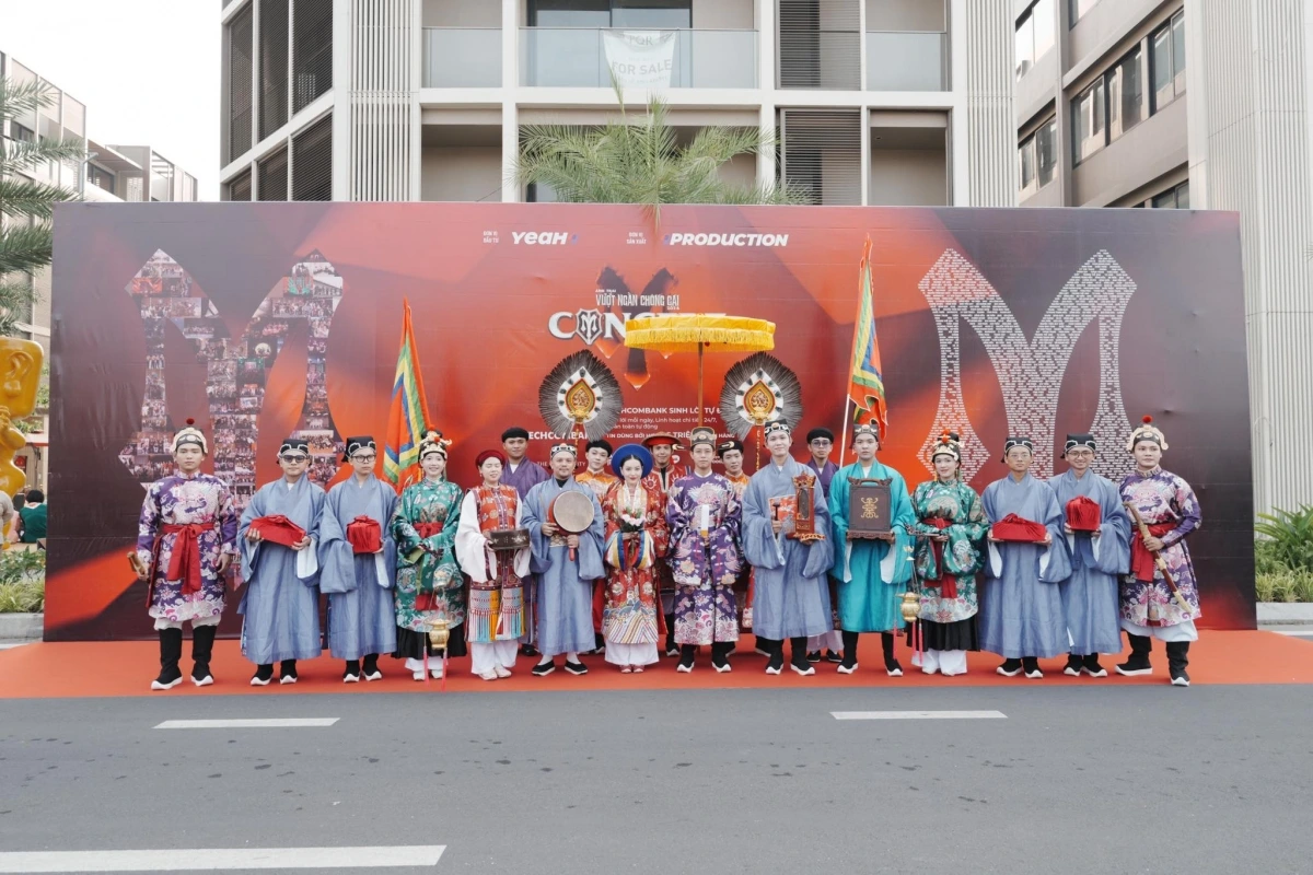 Trong khuôn khổ hai đêm concert đặc biệt diễn ra ngày 22 và 23/3 tại TP.HCM, chương trình "Anh trai vượt ngàn chông gai" tạo nên một dấu ấn chưa từng có khi hàng nghìn khán giả cùng nhau khoác lên mình trang phục truyền thống Việt Nam để tham gia xác lập kỷ lục Guinness Thế giới.