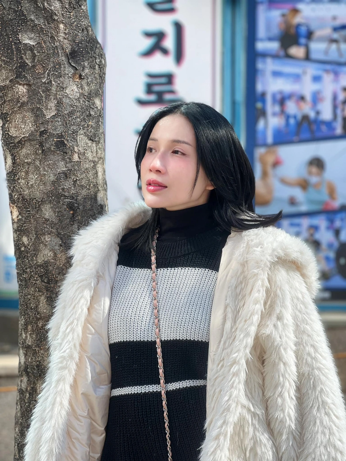 Khả Như được đánh giá là một trong những nữ diễn viên có nhan sắc nổi bật trong làng giải trí Việt. Cô sở hữu gương mặt thanh tú, đường nét sắc sảo và nụ cười rạng rỡ. Nữ diễn viên cũng có gu thời trang đa dạng, luôn làm mới hình ảnh, từ gợi cảm, thanh lịch đến cá tính và phá cách.