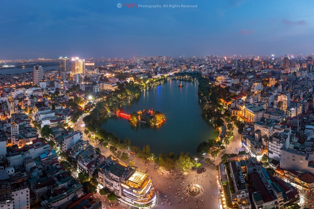 Không gian Hồ Gươm. Ảnh: Lê Việt Khánh