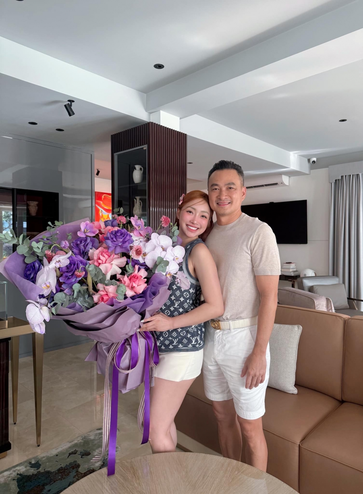 Vào các dịp lễ quan trọng như 8/3 hay Valentine, Chi Bảo đều dành tặng bà xã Lý Thùy Chang những đóa hoa tươi. Kể từ khi về chung một nhà với Chi Bảo, Lý Thùy Chang được chồng chiều chuộng, tặng vợ những món quà giá trị như biệt thự, xe sang. 