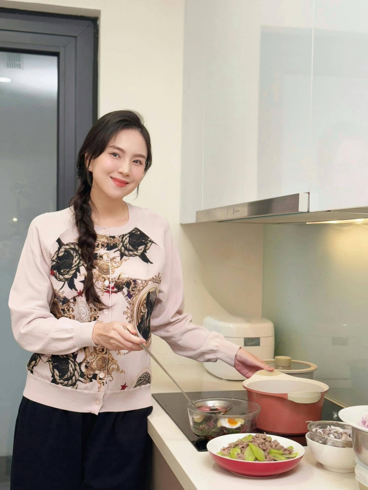 Mai Ngọc cũng chia sẻ về chế độ ăn uống và sinh hoạt khi mang bầu. Nữ MC xinh đẹp rất thích ăn cơm nhà, nên dù bận rộn đến mấy, cô vẫn chuẩn bị kĩ càng cho bữa tối. "Không cần thực phẩm đắt tiền, sơn hào hải vị, bày biện chất đống, chỉ cần sạch sẽ, nấu vừa đủ, bữa nào hết bữa đấy, thực đơn đa dạng, nấu nướng nóng hổi". Mai Ngọc cho biết cô chia nhỏ 6-8 bữa một ngày, ăn trước 19h để nhẹ bụng vào buổi tối. Người đẹp cũng duy trì thói quen đi ngủ sớm từ 22h và thức dậy lúc 6h.