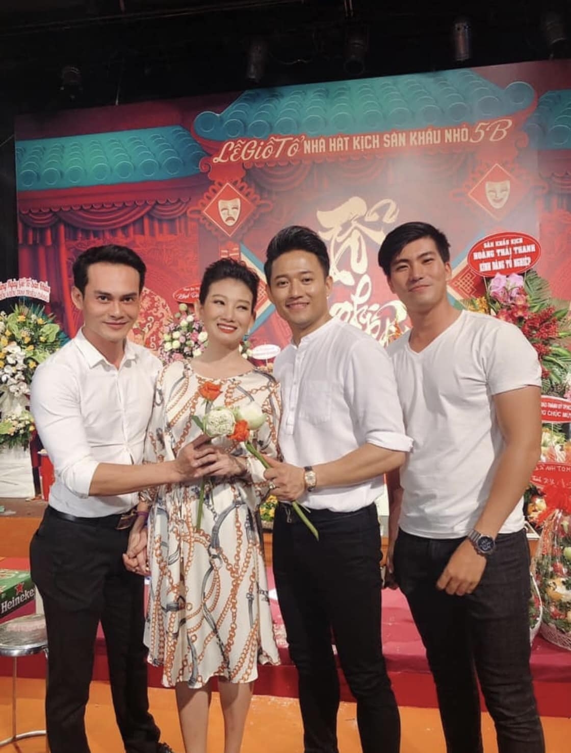 NSND Mỹ Uyên và Quý Bình bên đồng nghiệp