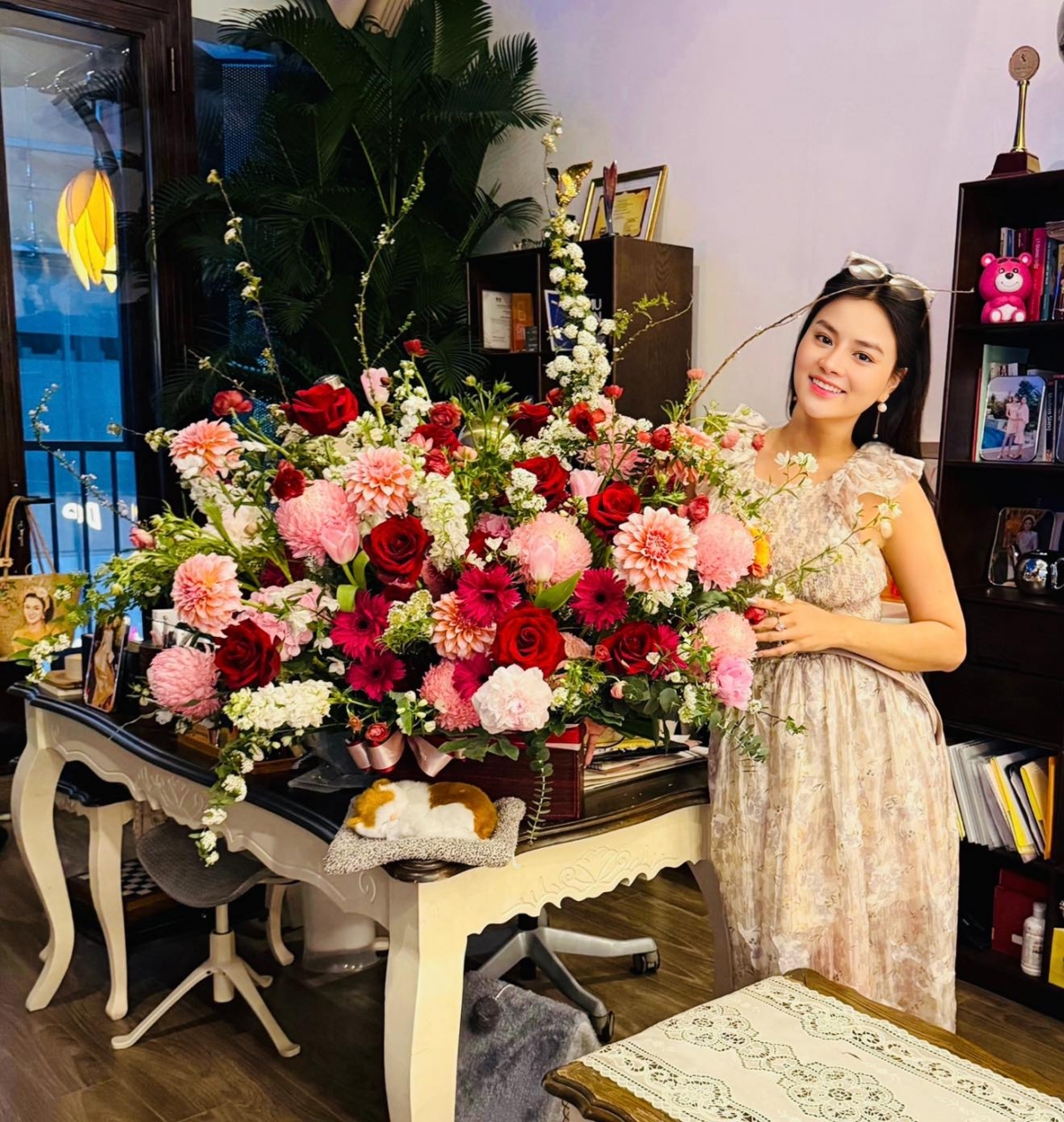 Trong những hình ảnh mới đăng tải gần đây, Vũ Thu Phương được khen tươi tắn, tràn đầy sức sống. Cô xuất hiện với thần thái tự tin, phong cách thanh lịch và nụ cười rạng rỡ, cho thấy cuộc sống hiện tại đầy năng lượng và tích cực.