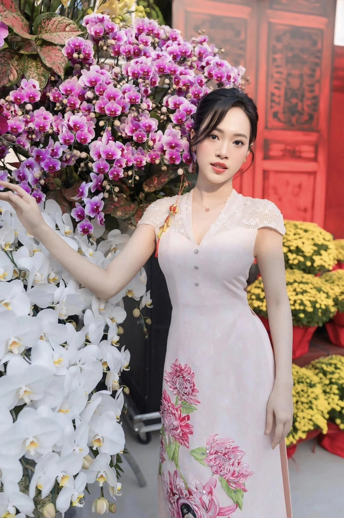 Á hậu có khuôn mặt đẹp với các đường nét hài hòa. Cô sở hữu chiều cao 1,72 m, số đo ba vòng 87-58-95 cm. Trong nhiệm kỳ, Trịnh Thùy Linh từng nhiều lần xuất hiện với vai trò diễn giả ở các sự kiện giao lưu cùng sinh viên. Cô gây ấn tượng bởi tư duy thông minh, hiện đại.