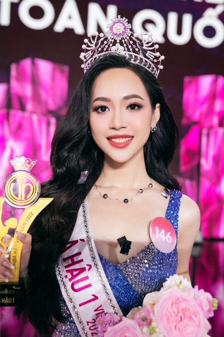 Trịnh Thùy Linh sinh năm 2002, đến từ Thanh Hóa, là Á hậu 1 Hoa hậu Việt Nam 2022. Cô thu hút sự chú ý với gương mặt khả ái, nhan sắc trong trẻo, đường nét nhẹ nhàng đậm chất Á Đông cùng phong thái dịu dàng. Sau gần 3 năm kể từ khi giành vương miện á hậu tại Hoa hậu Việt Nam 2022, Thùy Linh không có nhiều hoạt động nổi bật như Thanh Thủy hay Ngọc Hằng. Cô sống kín tiếng, hạn chế xuất hiện trước công chúng, thỉnh thoảng tham dự một số sự kiện lớn. 