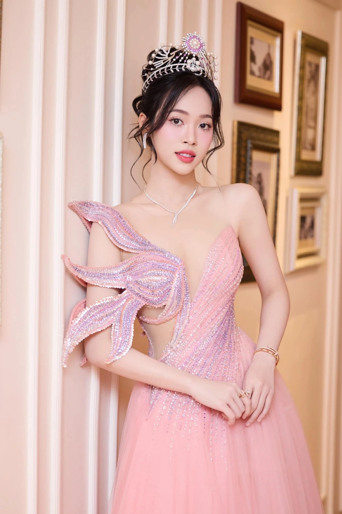  Trịnh Thùy Linh ghi dấu với hình ảnh ngọt ngào, trong trẻo. Tại một số sự kiện, cô chuyển hướng sang hình ảnh sang trọng và trưởng thành, với gu thời trang thiên về phong cách tối giản, tinh tế.