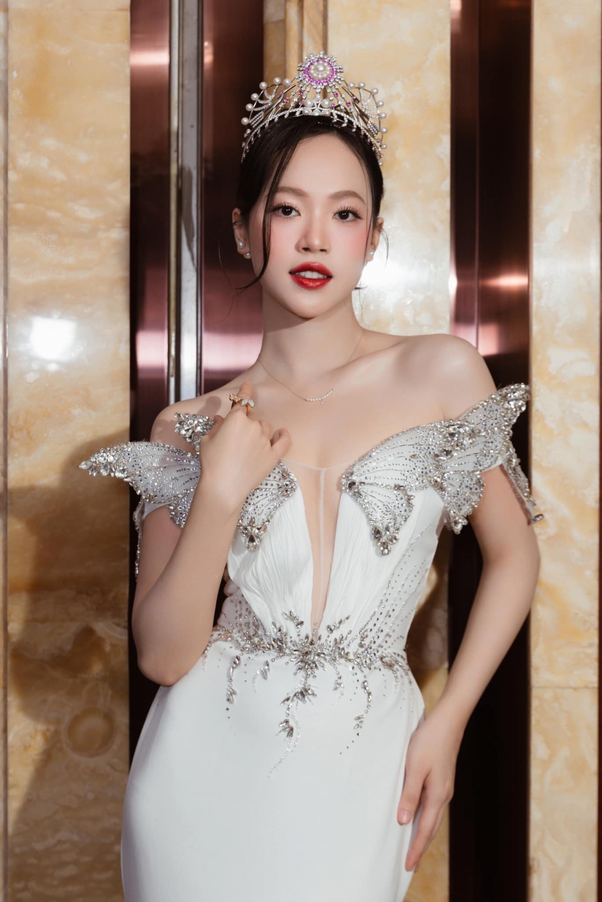 Trên trang cá nhân, Thùy Linh thường đăng tải những hình ảnh đi chơi, du lịch, diện đồ hiệu. Cô lựa chọn trang phục, phụ kiện đến từ các thương hiệu nổi tiếng như Chanel, Louis Vuitton, Dior, Gucci… Người đẹp cũng thường xuyên check-in tại các nhà hàng sang trọng, resort cao cấp. 