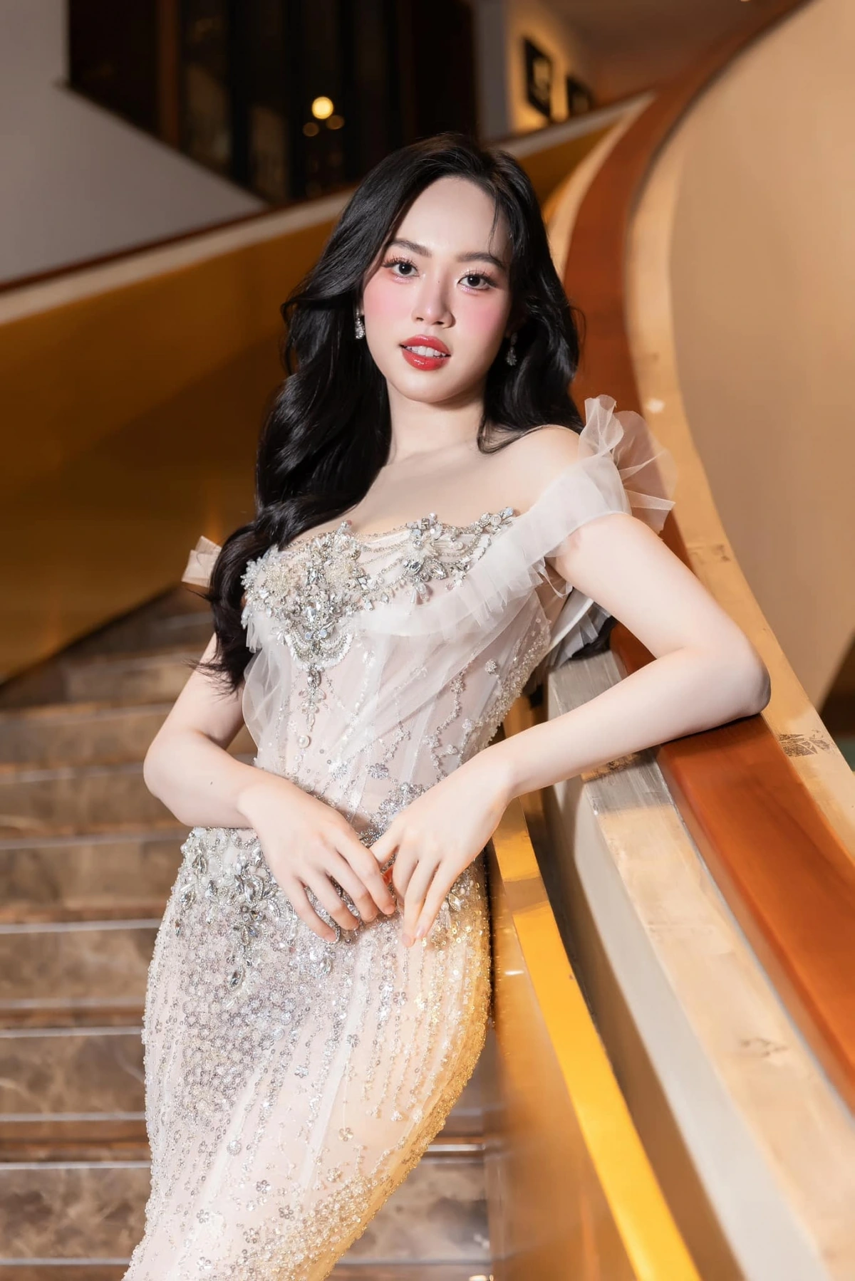 Chuyện tình cảm của Trịnh Thùy Linh cũng được cộng đồng mạng quan tâm. Nàng hậu chưa bao giờ công khai chuyện tình cảm, chọn cách im lặng và giữ cho cuộc sống cá nhân thật riêng tư, không bị ảnh hưởng bởi dư luận. Gần đây, trên mạng xã hội rộ tin Thùy Linh sắp lên xe hoa trong năm nay, song á hậu không lên tiếng về thông tin này. 
