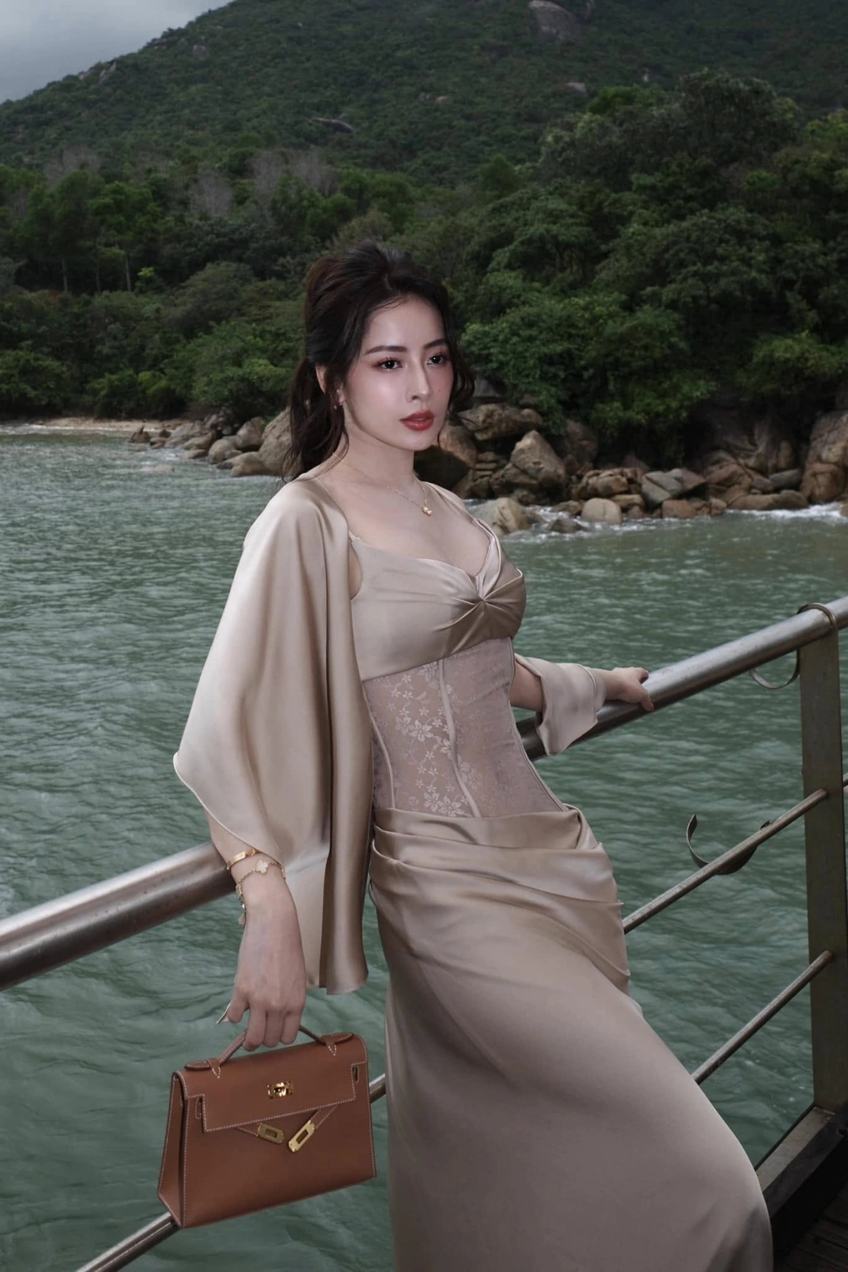 Chi Pu, tên thật là Nguyễn Thùy Chi, sinh năm 1993. Cô được công chúng biết đến với danh xưng hot girl sau khi lọt vào Top 20 Miss Teen Vietnam 2009. Từ đó, Chi Pu bước vào làng giải trí Việt và trở thành người mẫu ảnh, diễn viên. Cô ghi dấu ấn trong lòng khán giả qua nhiều bộ phim như sitcom 5S Online, Giọt nước rơi, Thần tượng, Cô gái trên tầng thượng, Hương ga, Chị chị em em, Mười: Lời nguyền trở lại, Người mặt trời...