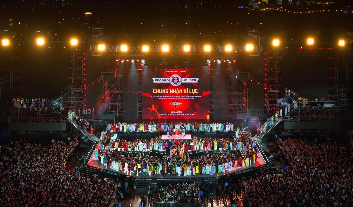 Hơn 5.000 người mặc trang phục truyền thống Việt Nam xác lập kỷ lục Guinness tại concert