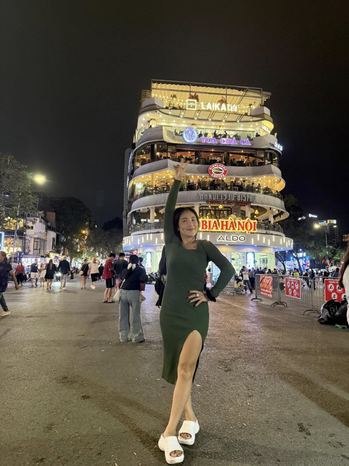 “Tranh thủ dạo chơi và check-in Hàm Cá Mập tại Thủ đô...”, MC Cát Tường bày tỏ.