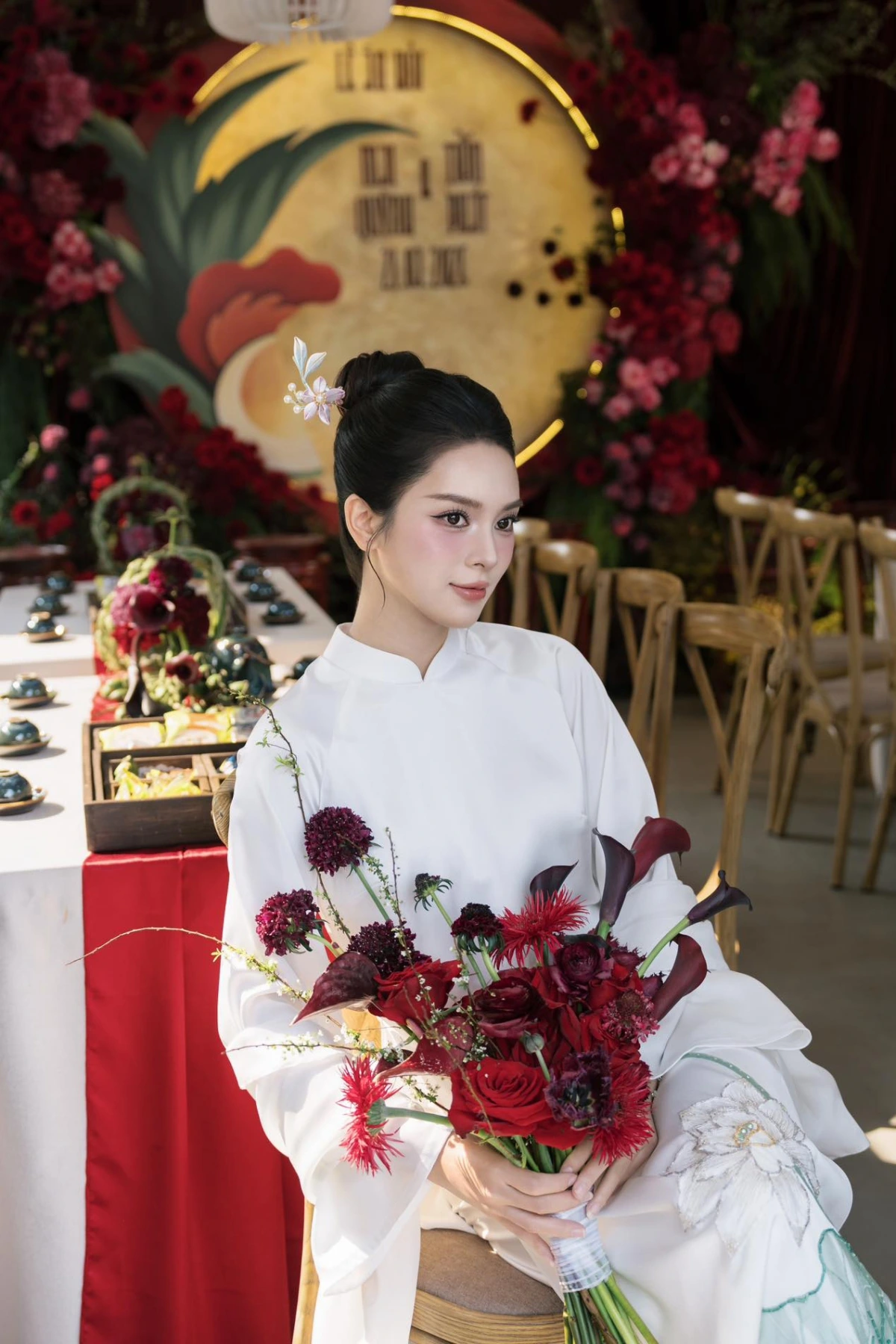 Quỳnh Lương xúc động rơi nước mắt khi lắng nghe lời dặn dò của bố mẹ trước khi về nhà chồng. Cô chia sẻ rằng cả hai vợ chồng đều mong muốn xây dựng tổ ấm bằng sự thấu hiểu, nhường nhịn và yêu thương. Trong lễ ăn hỏi, con trai riêng của cô cũng có mặt để chứng kiến và chúc phúc cho mẹ.