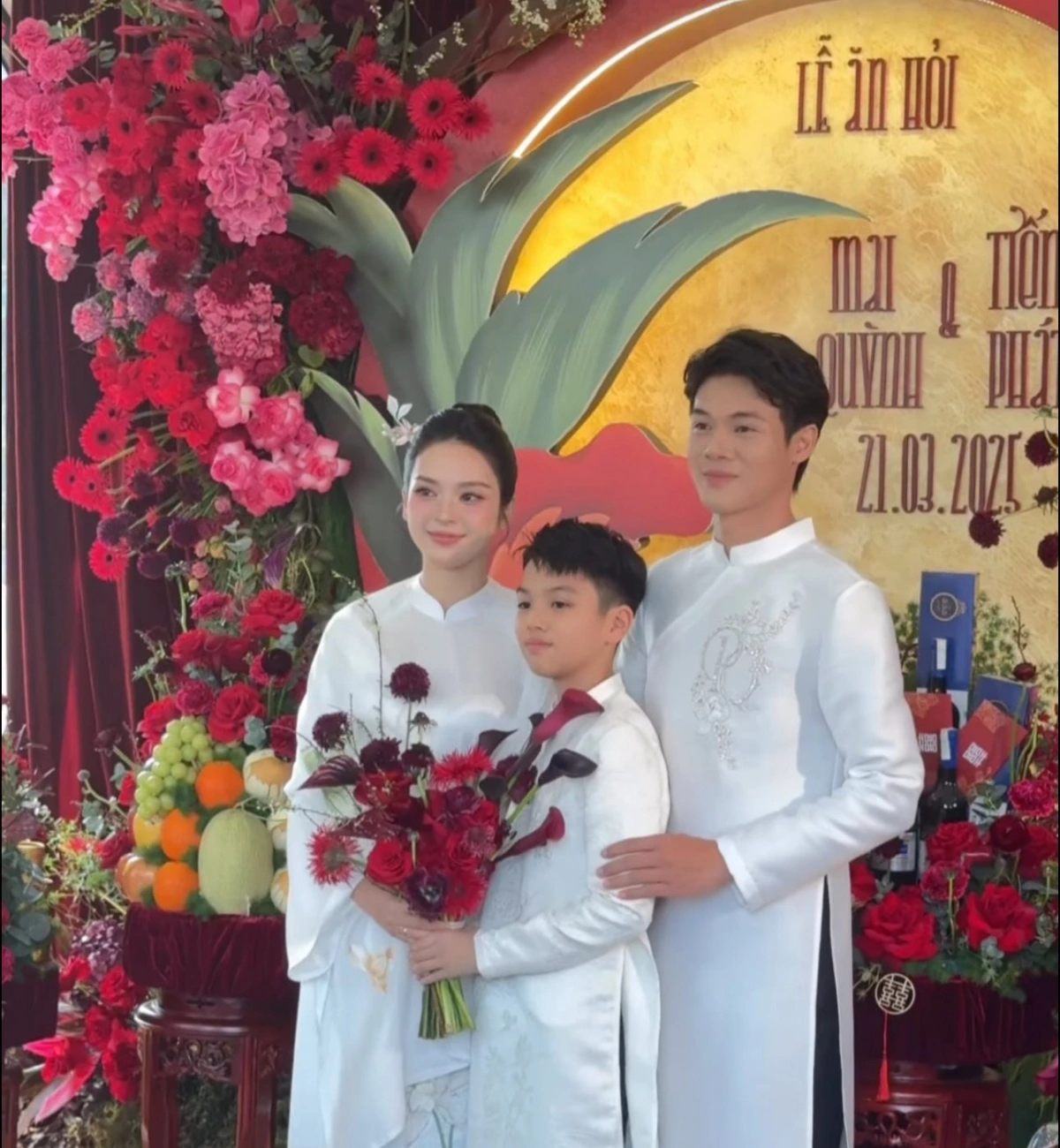 Trong lễ ăn hỏi, con trai riêng của Quỳnh Lương cũng có mặt để chứng kiến và chúc phúc cho mẹ. 