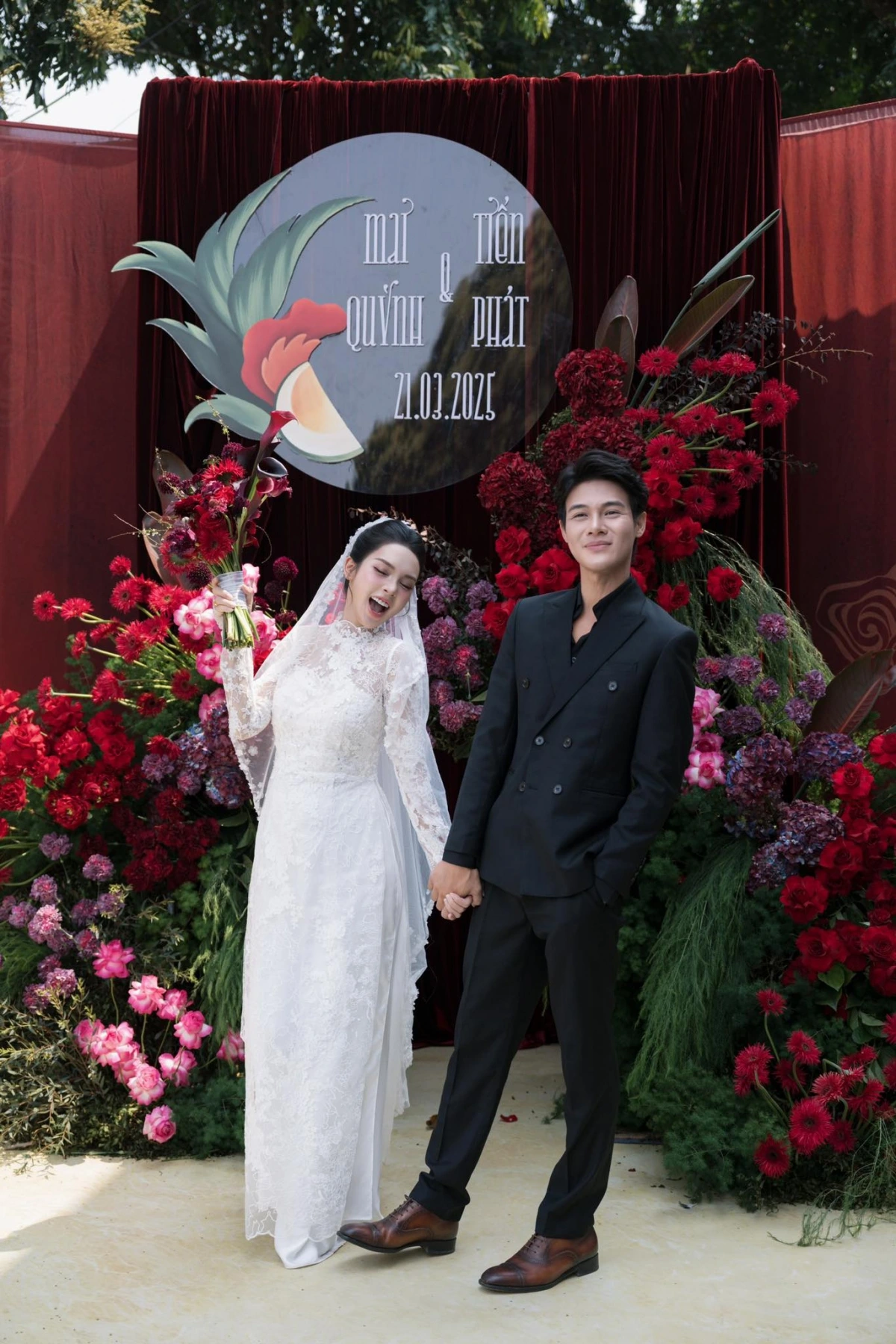 Mới đây, diễn viên Quỳnh Lương và Tiến Phát tổ chức lễ ăn hỏi sau 2 năm quen nhau. Lễ ăn hỏi diễn ra vào ngày 21/3, tại nhà riêng của Quỳnh Lương ở xã Vạn Xuân, huyện Tam Nông, tỉnh Phú Thọ. Buổi lễ có sự tham gia của gia đình và người thân hai bên. Trước đó một ngày, hai gia đình đã tổ chức lễ dạm ngõ ấm cúng.