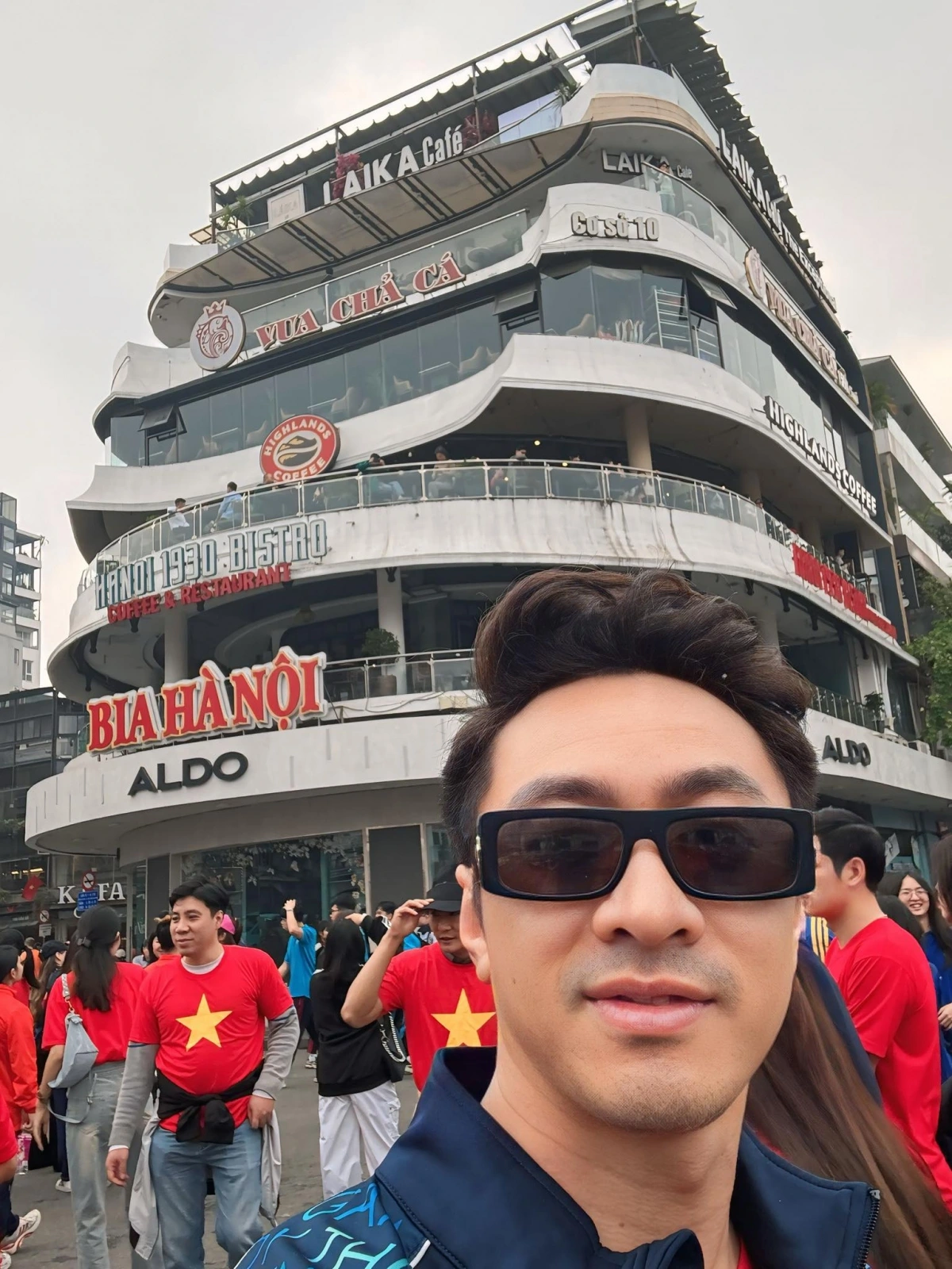 Diễn viên Trương Hoàng cảm thấy may mắn khi có dịp ghé thăm tòa nhà Hàm Cá Mập ở Hà Nội, nhân một chuyến công tác.