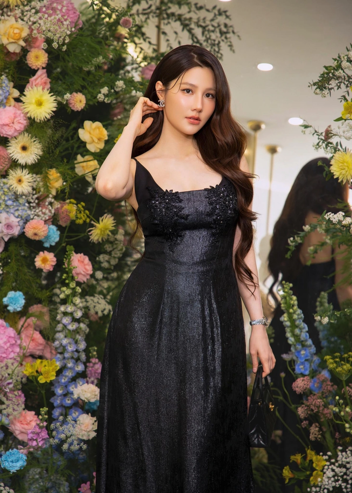 Sau 2 tháng sinh con đầu lòng, Diễm My 9X xuất hiện với nhan sắc rạng rỡ và thần thái tràn đầy sức sống. Tại một sự kiện, nữ diễn viên diện váy đen có điểm nhấn là phần đính kết ở ngực, toát lên vẻ dịu dàng, thanh lịch. 