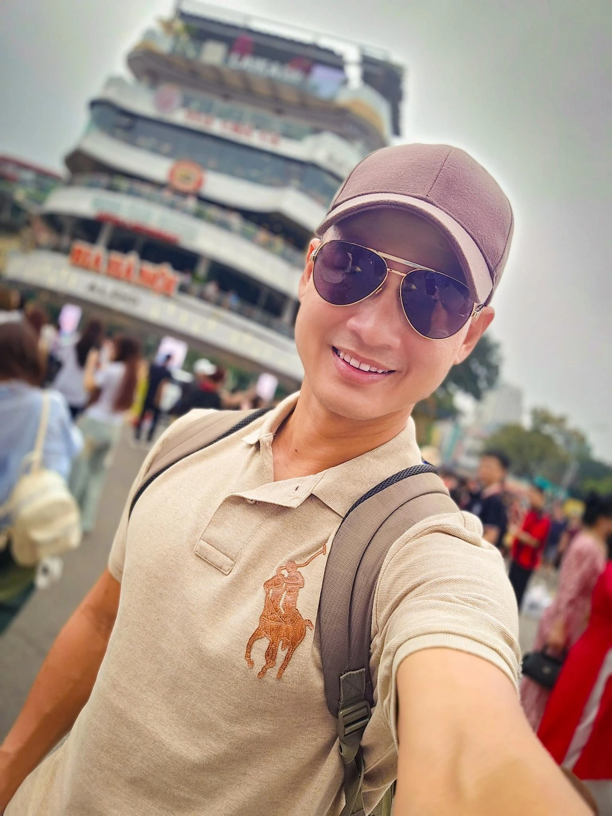“Đã có mặt ở địa điểm hot nhất lúc này. Chắc đây cũng là lần cuối chụp ở đây”, ca sĩ Đức Tuấn viết.