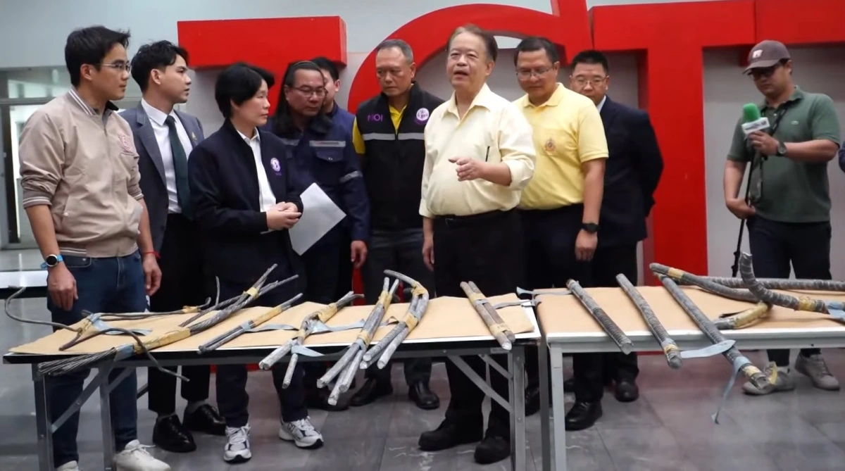 Cơ quan chức năng Thái Lan thu thập các mẫu thép ở công trình bị sụp đổ để điều tra (Ảnh: ThaiEnquirer)
