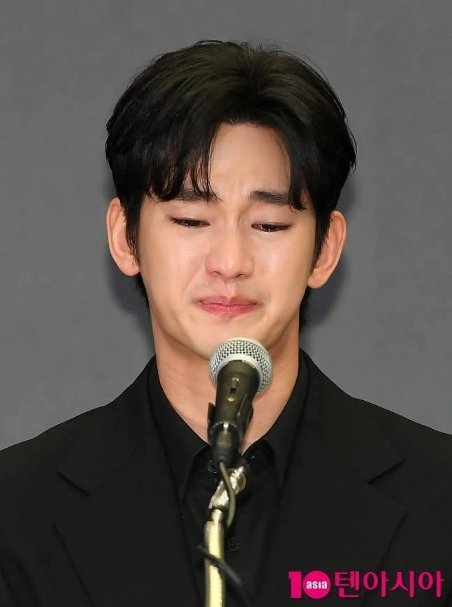 Kim Soo Hyun khóc nức nở tại họp báo