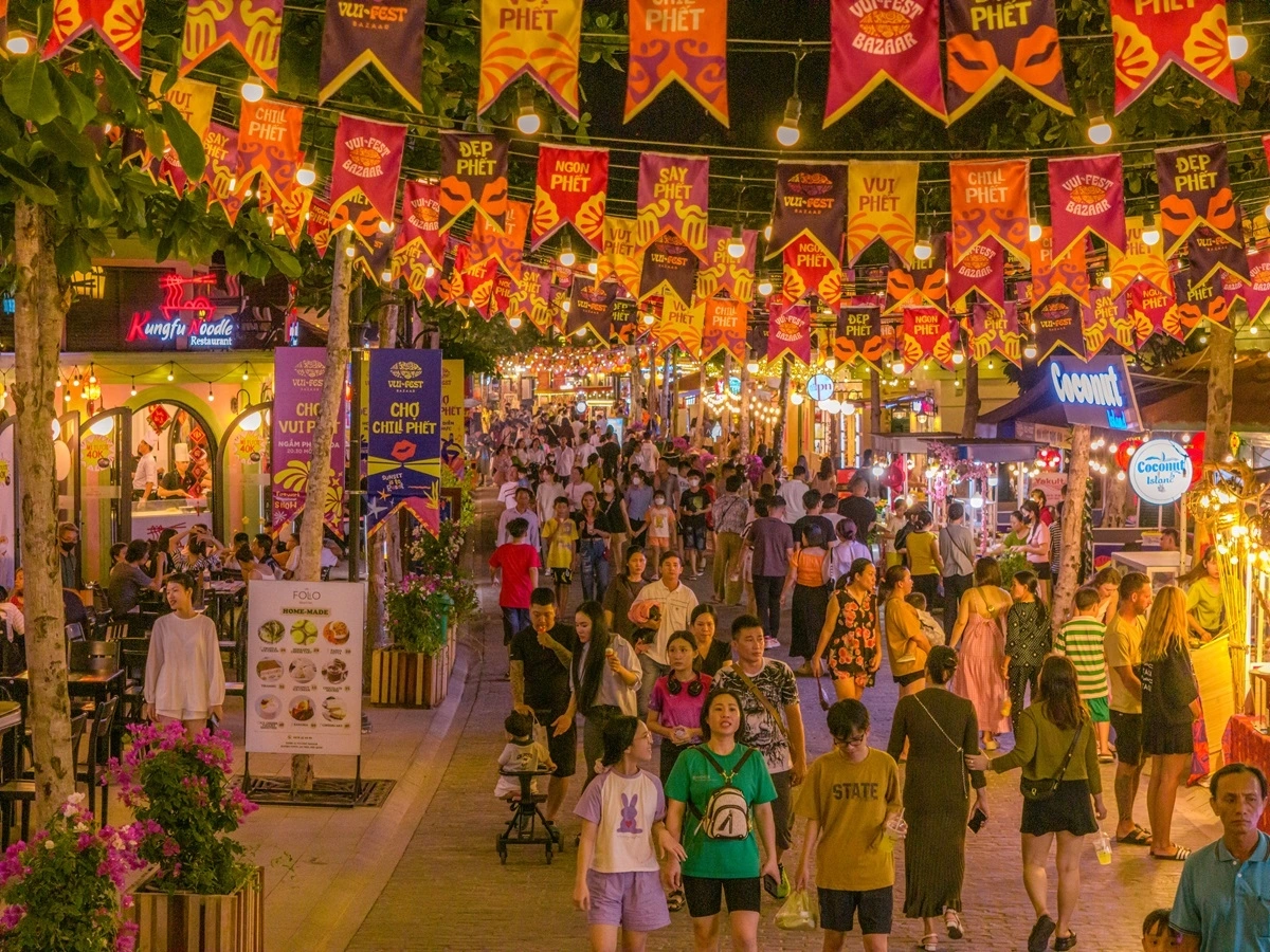 Sẽ có chợ đêm VUI-Fest với hàng trăm gian hàng sử dụng vật liệu thân thiện môi trường. Ảnh: Minh Quân