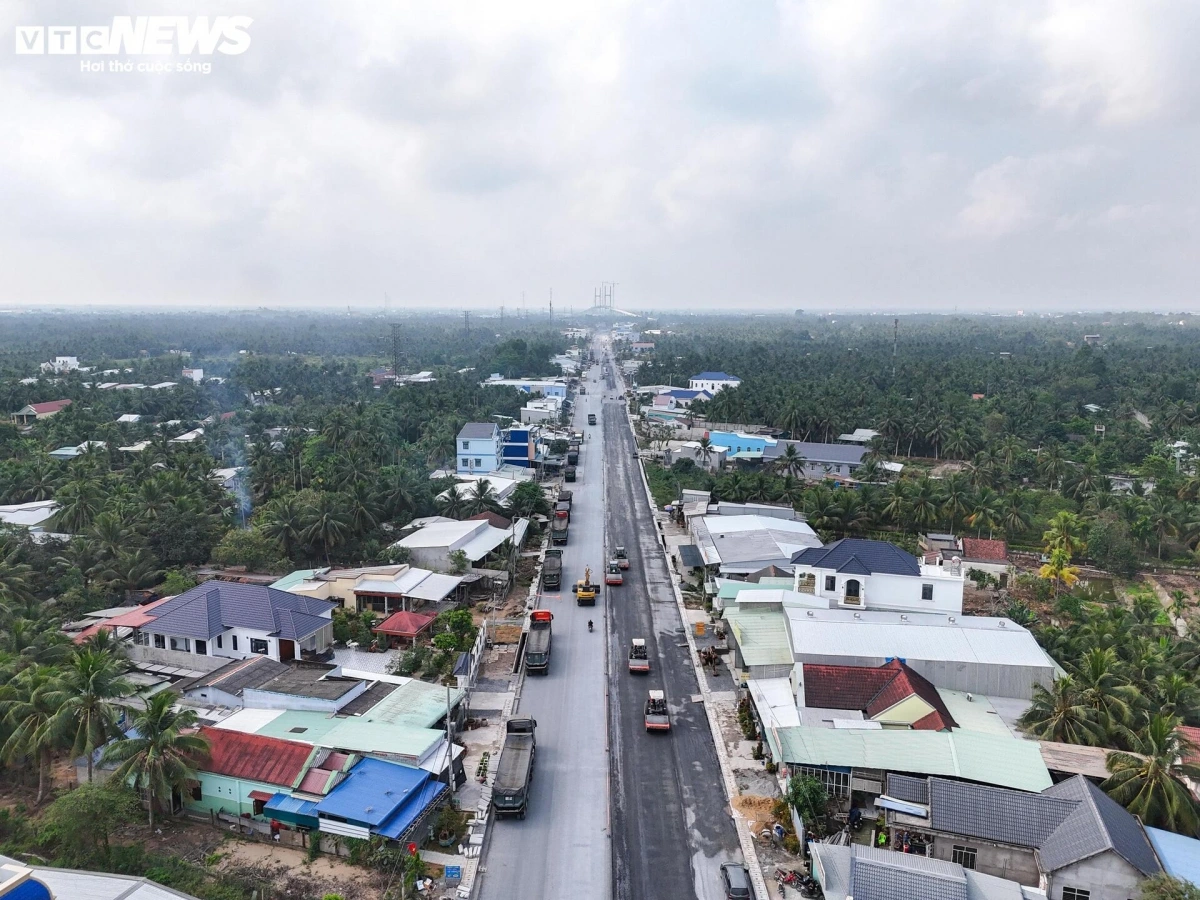 Những ngày giữa tháng 3, trên công trường nhộn nhịp máy móc, kỹ sư và nhân công làm việc. Trong đó, hạng mục phần đường toàn tuyến dài 14km đang được thi công lớp cấp phối đá dăm và rải bê tông nhựa.