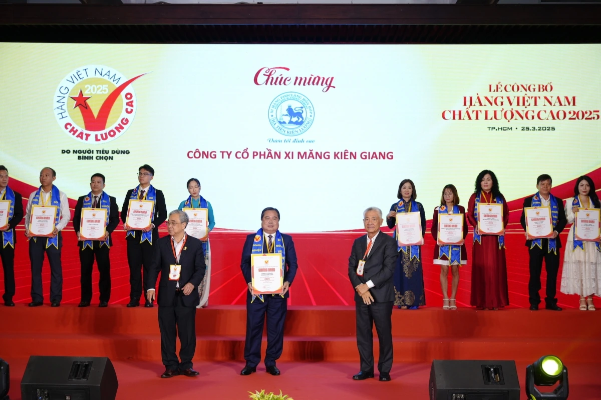 Ông Phạm Văn Vệ, Giám đốc công ty Xi măng Kiên Giang nhận chứng nhận Hàng Việt Nam chất lượng cao 2025