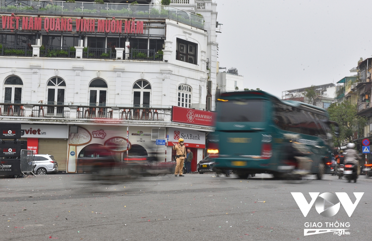 Đây là khu vực đông người dân và khách du lịch, nên chỉ cần một xe khách dừng đỗ cũng sẽ gây ra tình trạng ùn ứ giao thông.