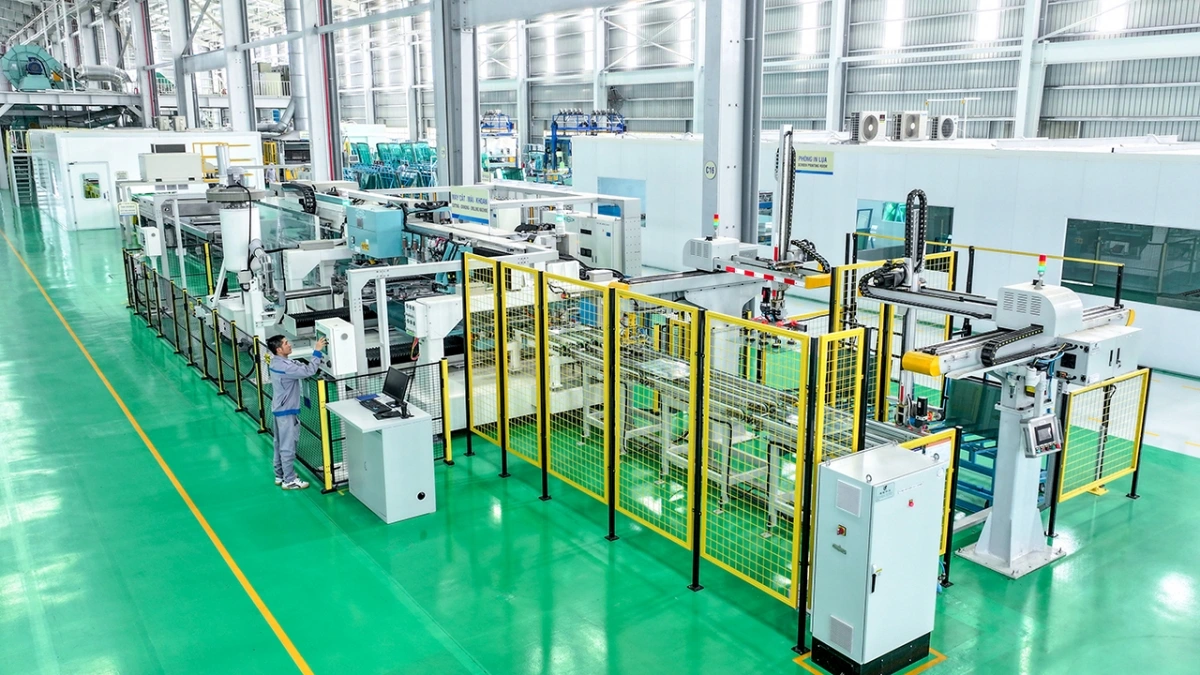 Máy cắt - mài - khoan tại Nhà máy Sản xuất Kính ô tô cao cấp