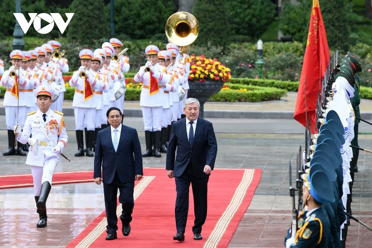 Prime Minister Pham Minh Chinh invites his Kyrgyz counterpart Adylbek Kasimalyev to review the guard of honour.