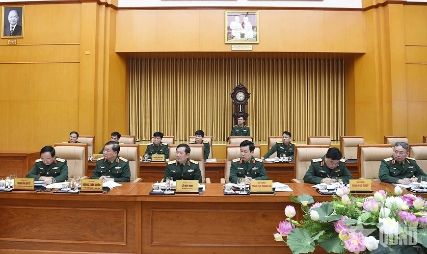 Thượng tướng Trịnh Văn Quyết (ngoài cùng, bên trái) và các đại biểu dự hội nghị. Ảnh: TUẤN HUY