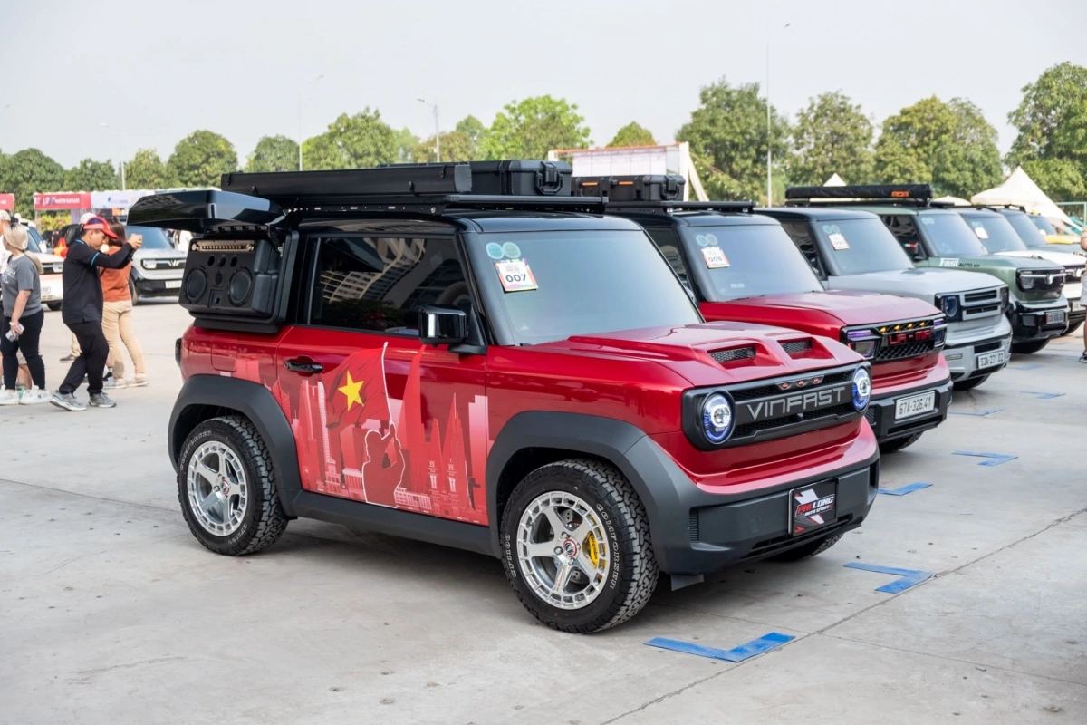 Cũng tại TP.HCM, một chiếc xe của Phi Long Auto thu hút sự chú ý của đông đảo khách tham quan với màu đỏ rực kết hợp diện mạo góc cạnh. Từng chi tiết, từ mặt ca lăng đèn tròn đến bộ mâm thể thao đều thể hiện tinh thần sáng tạo, lòng tự hào dân tộc và lan tỏa dấu ấn Việt Nam.