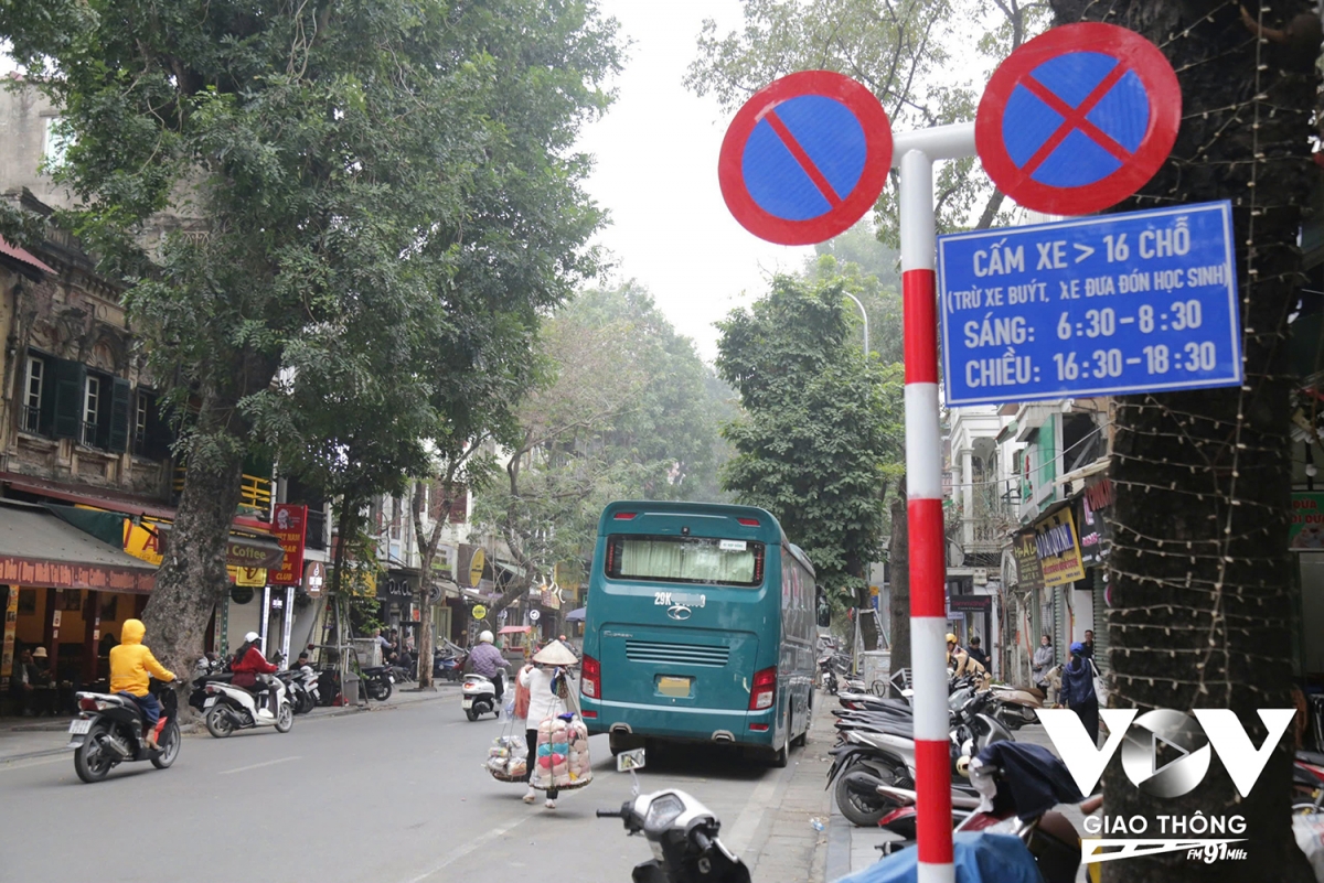Mặc dù đã có quy định biển cấm và giờ được hoạt động đón trả khách trong khu vực phố cổ nhưng vào khung giờ từ 6h hằng ngày vẫn xuất hiện tình trạng nhiều xe khách đón trả khách du lịch tại những tuyến phố ven khu vực phố cổ.