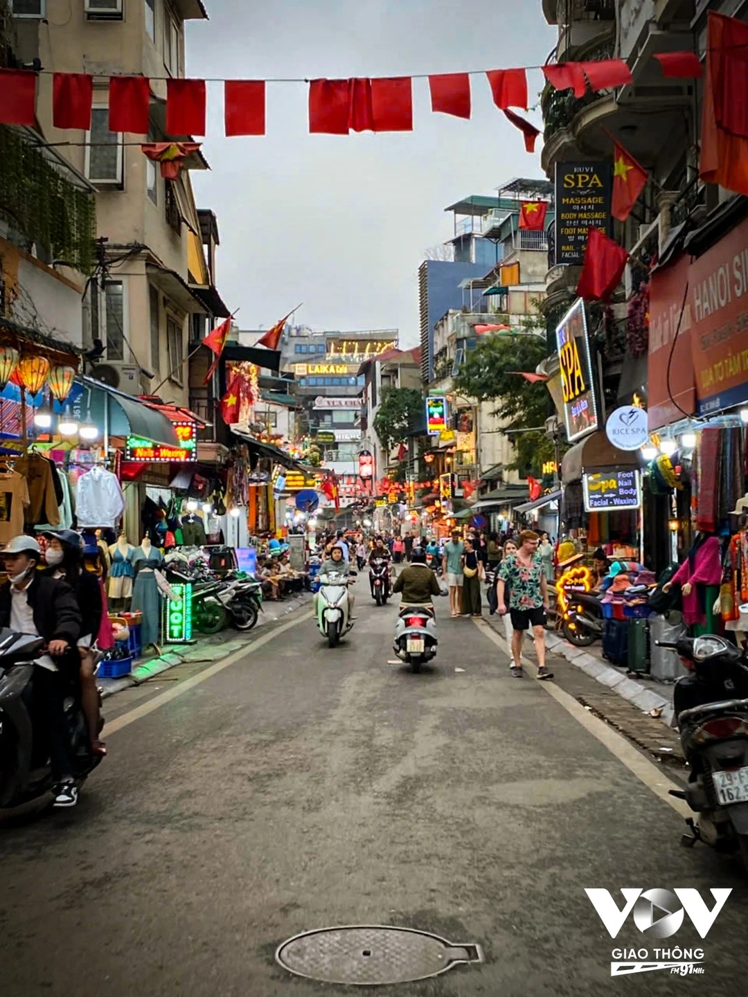 Là con phố có nhiều địa chỉ lưu trú cho khách du lịch, phố Đinh Liệt luôn có rất nhiều xe trên 16 chỗ đến đón trả khách. Tuy nhiên, từ khi thực hiện lệnh cấm, con phố này đã trở nên thoáng đãng và bình yên hơn rất nhiều.