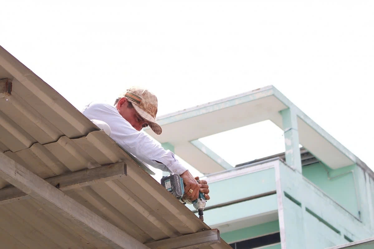 Those working at high altitudes on metal surfaces like corrugated roofs, welding, or drilling bolts suffer not only from direct sunlight but also from reflected heat, causing burning skin, excessive sweating, and flushed faces.