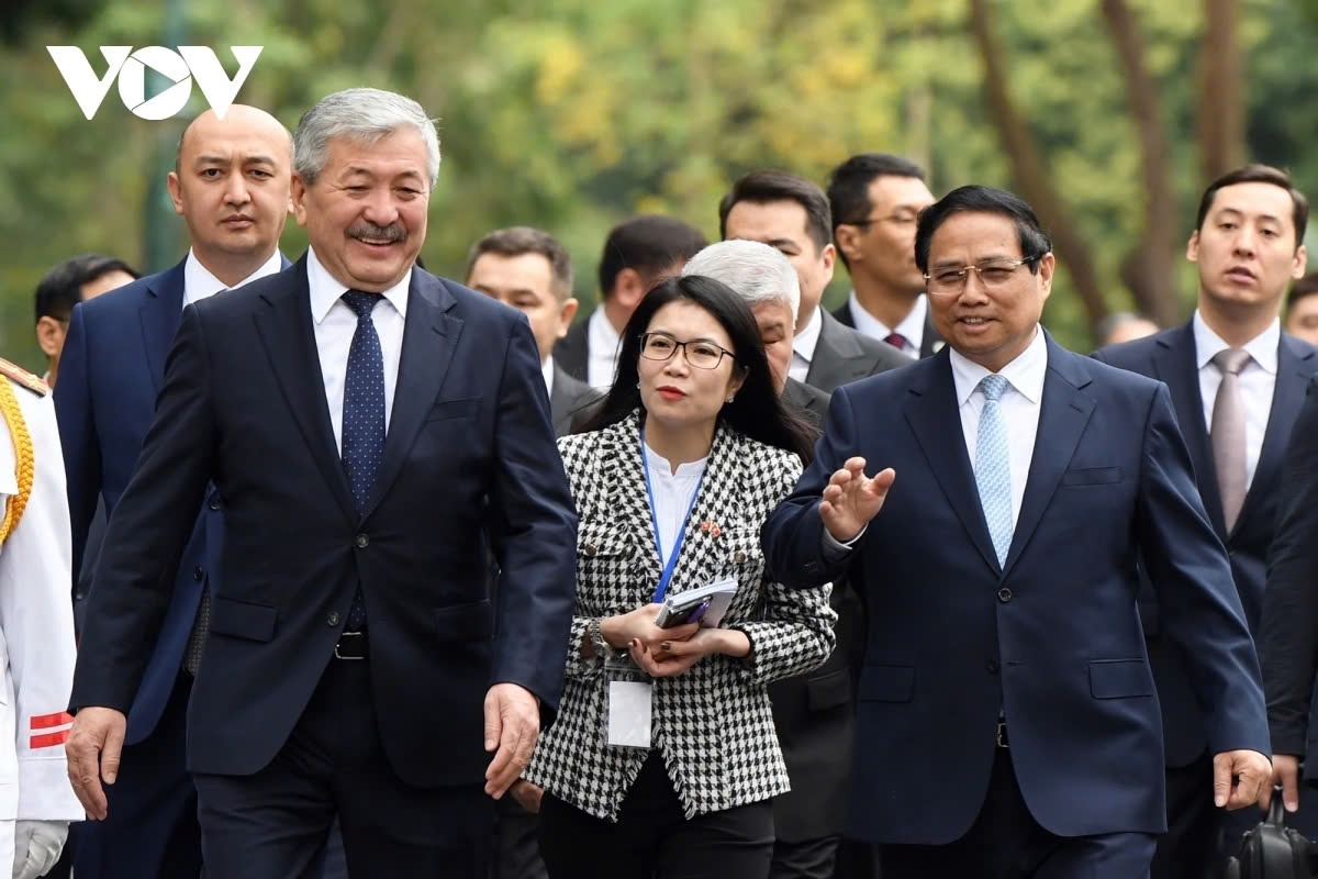 Shortly after the welcoming ceremony, the two PMs walk to the Government’s Headquarters for high-level talks.