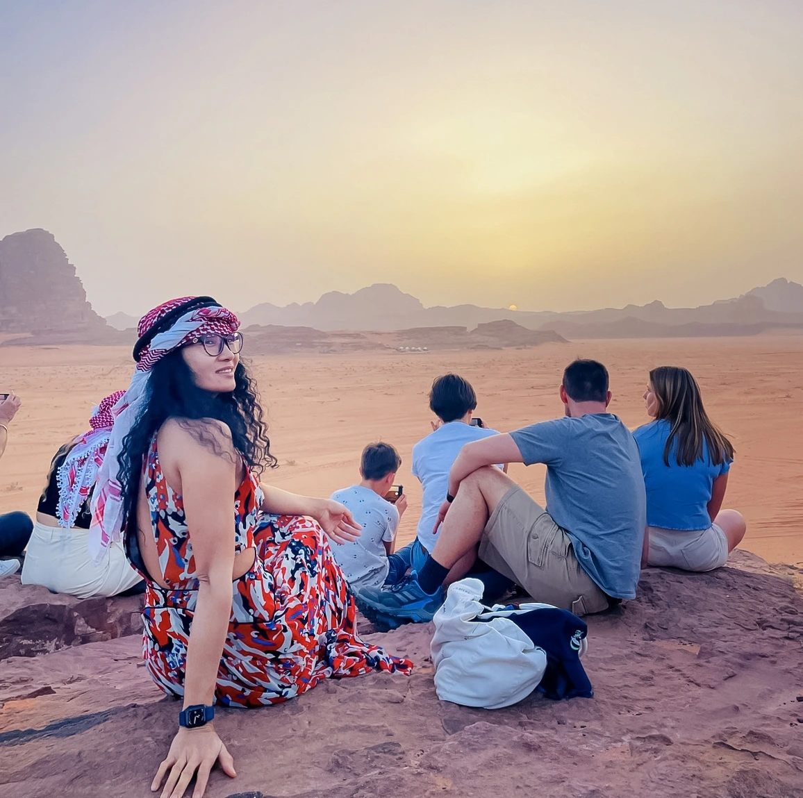 Ngắm hoàng hôn tuyệt đẹp ở Thung lũng Wadi Rum (Jordan). Ảnh: Nguyễn Sơn