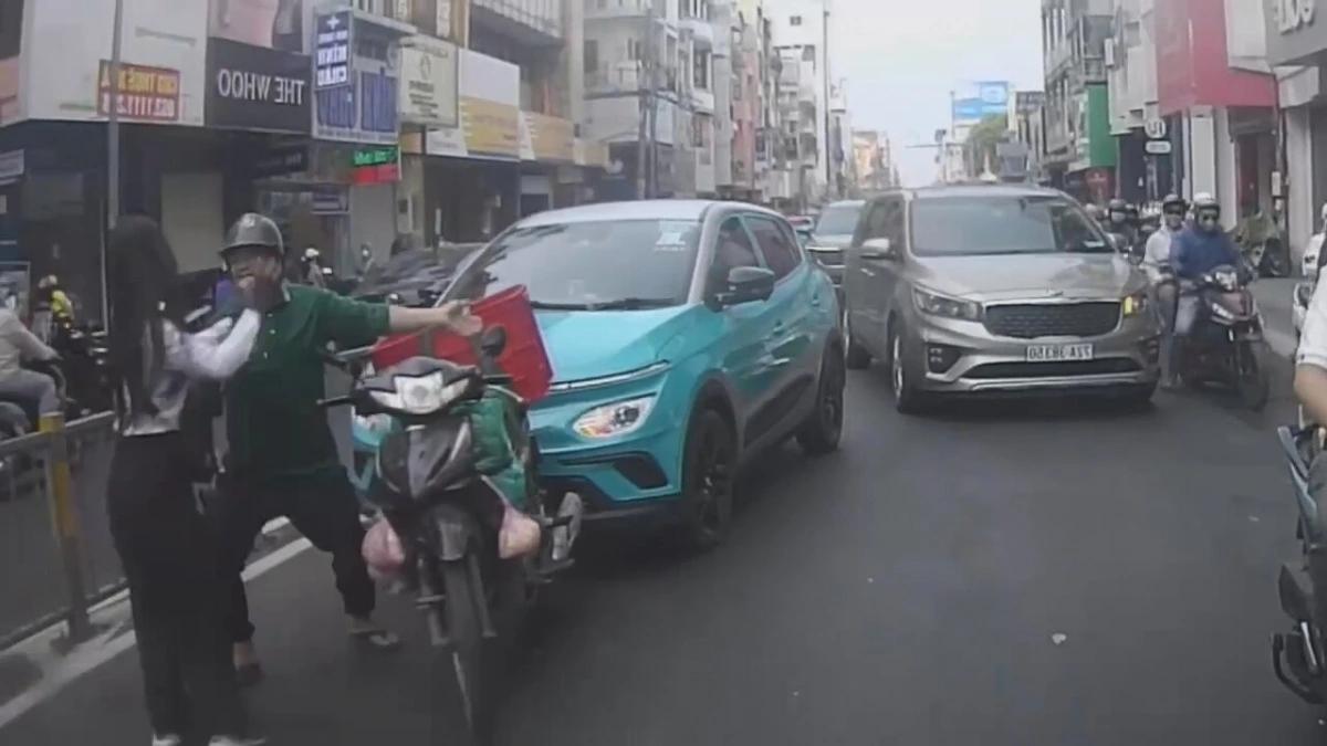 Vụ ẩu đả khiến giao thông qua khu vực bị ùn ứ (ảnh cắt từ clip)
