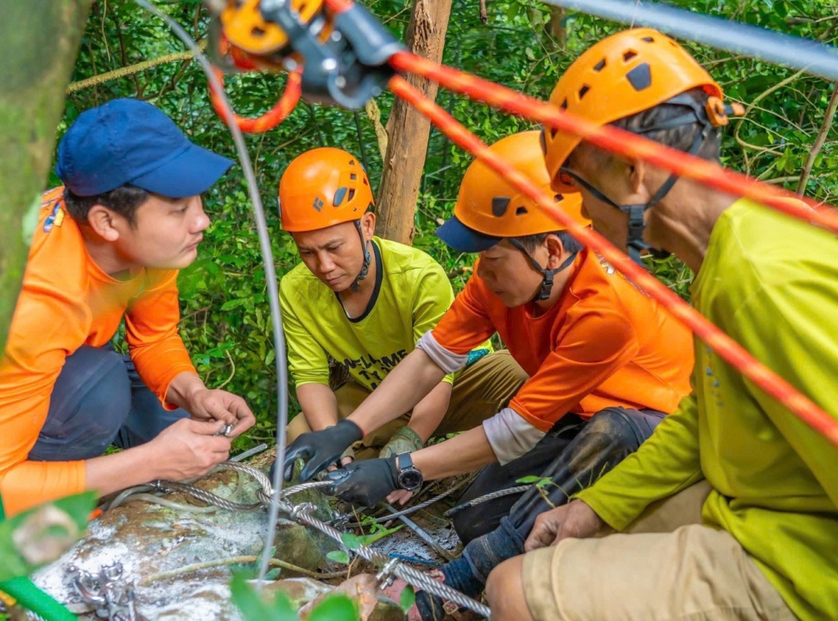 Hệ thống zipline được thiết kế với 3 dây cáp inox tiêu chuẩn quốc tế. Mỗi dây có trọng tải lên đến 7 tấn. Trong đó, 2 dây trượt chính sẽ được kết nối với đai an toàn thông qua hệ thống ròng rọc tốc độ, dây còn lại sẽ được kết nối và giữ vai trò bảo hộ.
