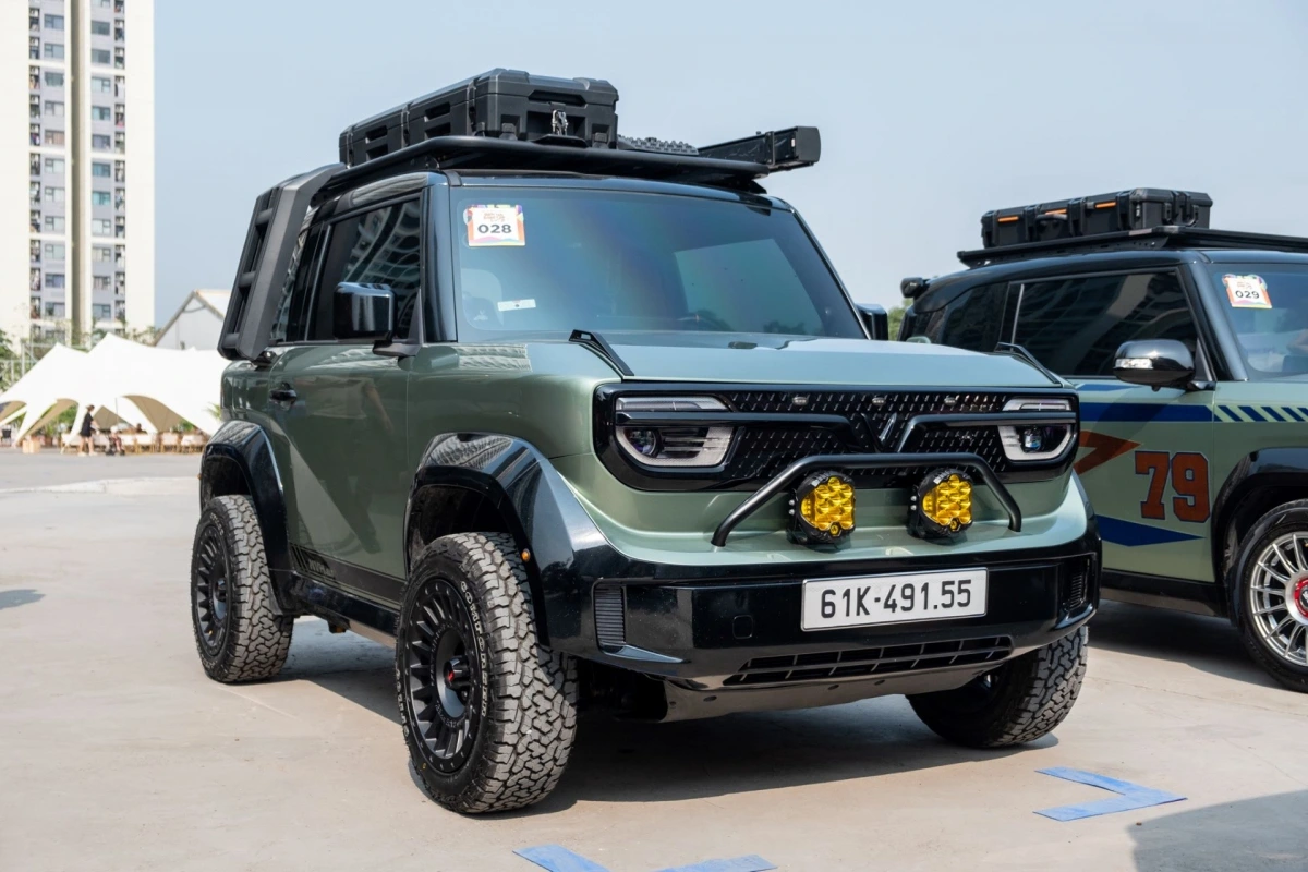 Chiếc VF 3 này sử dụng lốp gai và mâm đa chấu phong cách off-road. Một vài phụ kiện được chủ xe gắn thêm để phù hợp những chuyến đi khám phá như đèn pha sương phía trước, giá nóc, cầu thang và hộp đựng đồ phía bên ngoài.