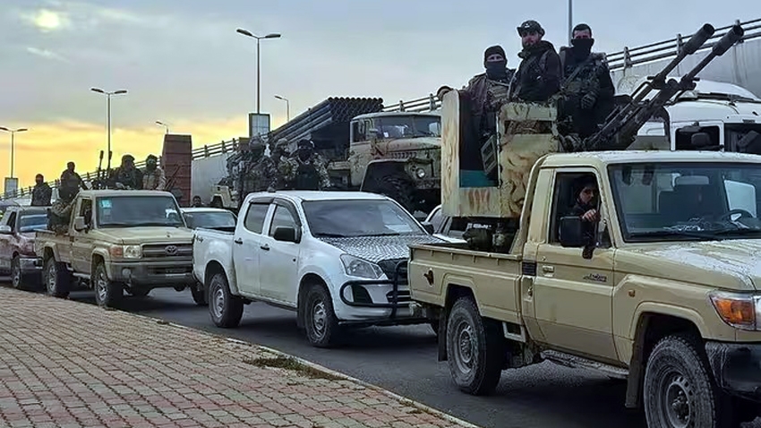 Quân đội chính phủ Syria lâm thời di chuyển trên đường - Ảnh: MEO