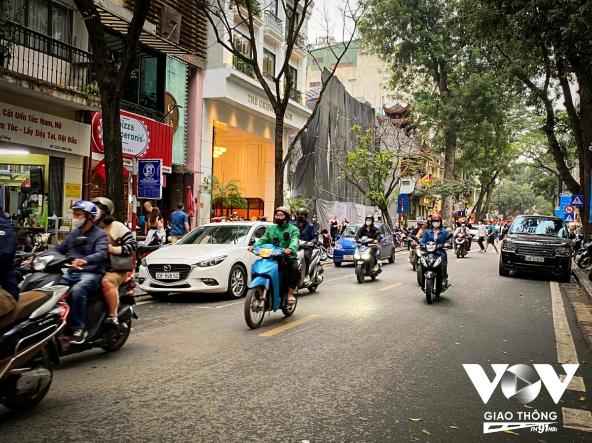 Ghi nhận vào khung giờ cao điểm chiều, phố Hàng Trống di chuyển thuận lợi, không ùn tắc. Các phương tiện di chuyển qua con phố này chủ yếu là xe máy và ô tô con.