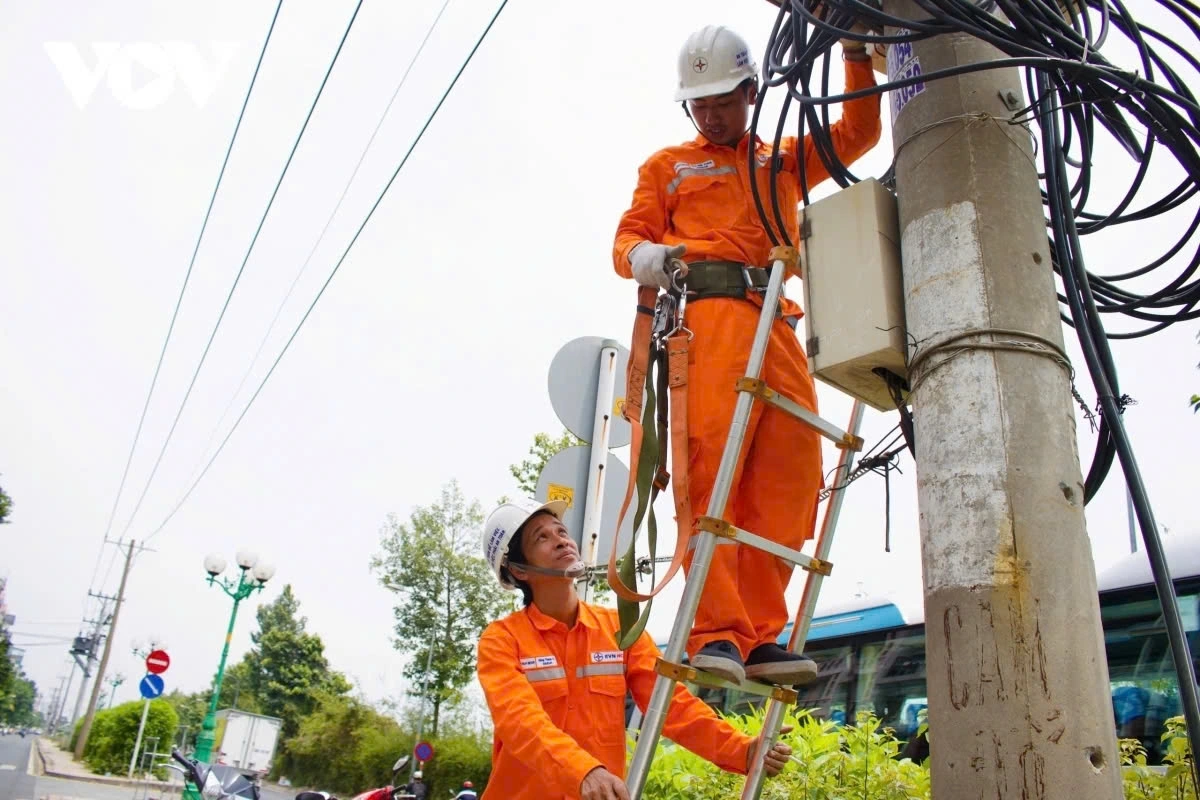 Electrical workers who climb power poles and work for hours under direct sunlight need strong physical endurance to cope with the demanding conditions.