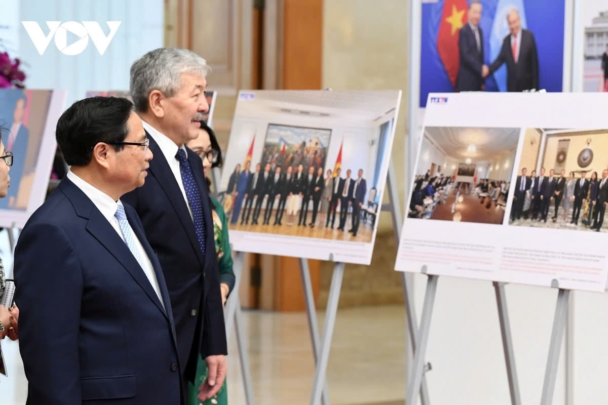 Ahead of the talks, the two PMs tour a photo exhibition of Vietnam and Kyrgyzstan.