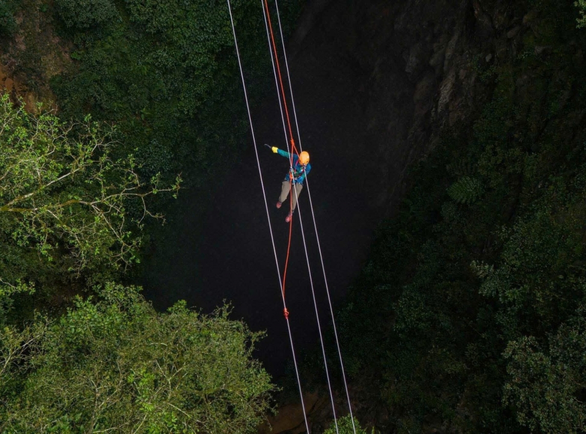 Mới đây, đơn vị khai thác tour Hung Thoòng đã phát triển hoạt động trải nghiệm trượt zipline (đu dây) qua hố sụt Ác Mộng để đa dạng hóa các sản phẩm du lịch tại hệ thống hang Hung Thoòng dành cho những người yêu thích thể thao mạo hiểm.