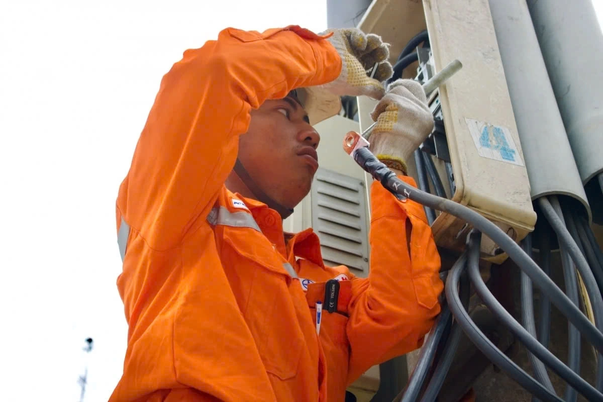 Despite being accustomed to the harsh weather, Cao Duc Chung, an electrical worker, 28, always carries a mini fan, a large face mask, and a headscarf for extra protection. He says though the job is tough, he feels honoured to serve the community.