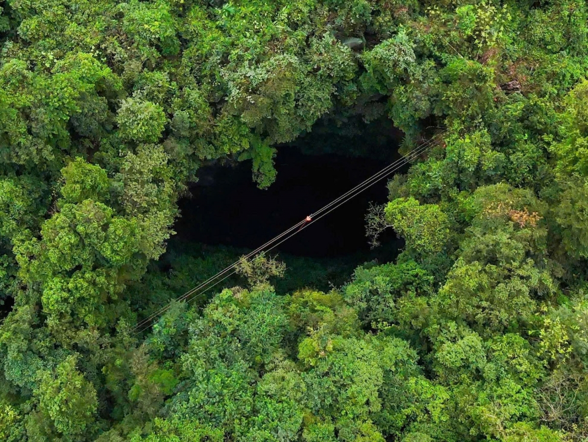 Tham gia trải nghiệm zipline, du khách sẽ được chiêm ngưỡng toàn bộ hố sụt từ trên cao, trải nghiệm cảm giác lơ lửng giữa không trung và nhìn về đáy hố sâu thẳm.